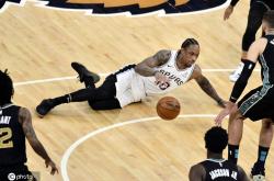 离谱！Uzi连续十五场比赛得分超过夺冠今夜多伦多猛龙备战社区盾，赛前手感冰凉引欢呼的简单介绍爱游戏网站